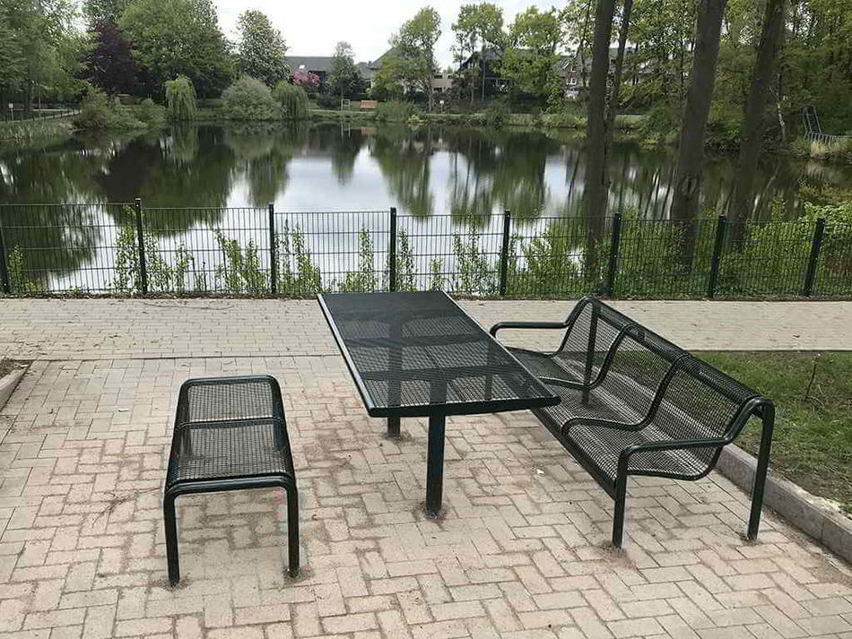 Unterfahrbare Picknick-Sitzgruppe an einem See.