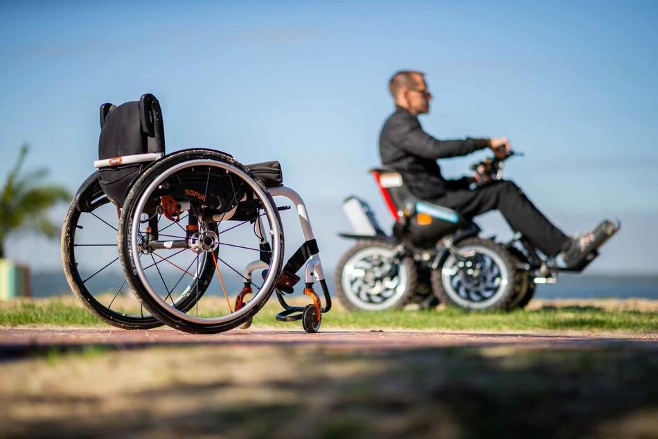 Out-Door- Rollstuhl mit elektrischen Allrad-Antrieb