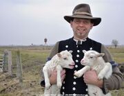 Schäfer mit Lamm im Arm